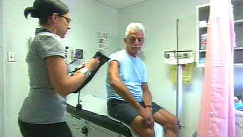 Une infirmière praticienne prend la tension artérielle d'un patient. Une infirmière praticienne prend la tension artérielle d'un patient.