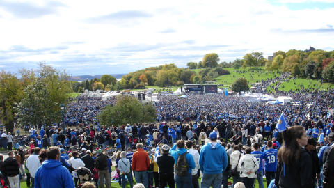 Des dizaines de milliers de personnes prennent part à la Marche bleue. Des dizaines de milliers de personnes prennent part à la Marche bleue.