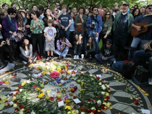 Des gens sont réunis autour de la mosaïque Imagine, dans Strawberry Fields, à Central Park, New York, le 9 octobre 2010. Des gens sont réunis autour de la mosaïque Imagine, dans Strawberry Fields, à Central Park, New York, le 9 octobre 2010.