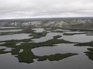 Le pergélisol du bassin du fleuve Mackenzie, dans les Territoires du Nord-Ouest, contient beaucoup d'hydrate de méthane. Le pergélisol du bassin du fleuve Mackenzie, dans les Territoires du Nord-Ouest, contient beaucoup d'hydrate de méthane.