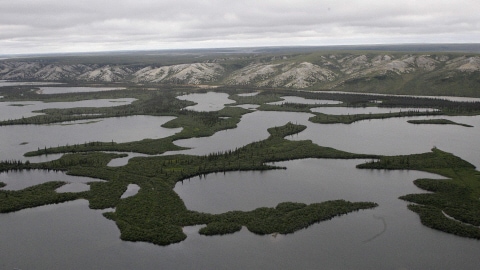Le pergélisol du bassin du fleuve Mackenzie, dans les Territoires du Nord-Ouest, contient beaucoup d'hydrate de méthane. Le pergélisol du bassin du fleuve Mackenzie, dans les Territoires du Nord-Ouest, contient beaucoup d'hydrate de méthane.