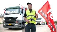 Un camionneur français manifeste contre la réforme des retraites. Un camionneur français manifeste contre la réforme des retraites.