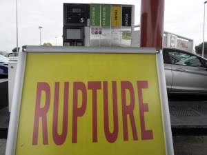 Une des nombreuses stations-service du pays en rupture de stock. Une des nombreuses stations-service du pays en rupture de stock.