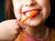 Une fillette se brosse les dents Une fillette se brosse les dents