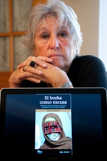 Wassyla Tamzali milite avant tout pour le respect des droits des femmes, mais elle s'oppose au port du voile. Wassyla Tamzali milite avant tout pour le respect des droits des femmes, mais elle s'oppose au port du voile.