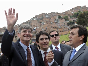 Le secrétaire d'État adjoint James Steinberg a visité Medellin lors de son passage en Colombie. Le secrétaire d'État adjoint James Steinberg a visité Medellin lors de son passage en Colombie.