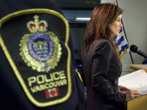 La ministre de la Condition féminine, Rona Ambrose, lors de l'annonce faite depuis les bureaux de la police de Vancouver. La ministre de la Condition féminine, Rona Ambrose, lors de l'annonce faite depuis les bureaux de la police de Vancouver.