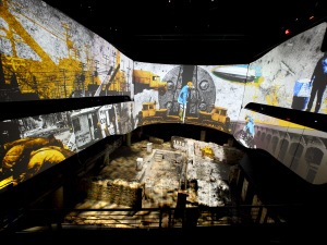 Scène de «Signé Montréal», le nouveau spectacle multimédia présenté à Pointe-à-Callière Scène de «Signé Montréal», le nouveau spectacle multimédia présenté à Pointe-à-Callière