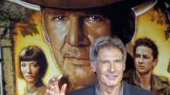 Harrison Ford salue la foule à son arrivée de la projection de « Indiana Jones et le royaume du crâne de cristal », à Tokyo, le 4 juin 2008 Harrison Ford salue la foule à son arrivée de la projection de « Indiana Jones et le royaume du crâne de cristal », à Tokyo, le 4 juin 2008