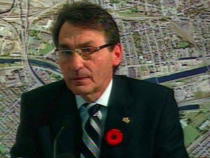 Québec annonce son plan pour refaire l'échangeur Turcot; le maire de Montréal affirme qu'il s'agit d'un bon compromis. Richard Bergeron critique. Québec annonce son plan pour refaire l'échangeur Turcot; le maire de Montréal affirme qu'il s'agit d'un bon compromis. Richard Bergeron critique.