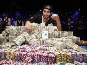 Jonathan Duhamel a remporté le gros lot de 8,9 millions de dollars. Jonathan Duhamel a remporté le gros lot de 8,9 millions de dollars.