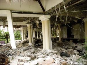 Le vestibule de l'hôtel a été lourdement endommagé. Le vestibule de l'hôtel a été lourdement endommagé.