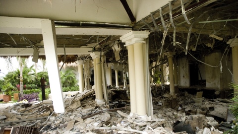 Le vestibule de l'hôtel a été lourdement endommagé. Le vestibule de l'hôtel a été lourdement endommagé.