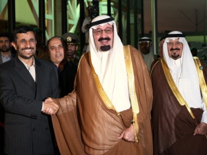 Le président iranien, Mahmoud Ahmadinejad, sert la main du roi saoudien Abdallah le 17 novembre 2007. Le président iranien, Mahmoud Ahmadinejad, sert la main du roi saoudien Abdallah le 17 novembre 2007.