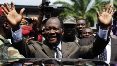 Alassane Ouattara, saluant ses partisans après être allé voter au deuxième tour de la présidentielle, le 28 novembre. Alassane Ouattara, saluant ses partisans après être allé voter au deuxième tour de la présidentielle, le 28 novembre.