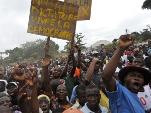 Des Ivoiriennes manifestent en faveur de la démocratie devant les bureaux des Nations unies, à Bouake , le 2 décembre 2010. Des Ivoiriennes manifestent en faveur de la démocratie devant les bureaux des Nations unies, à Bouake , le 2 décembre 2010.
