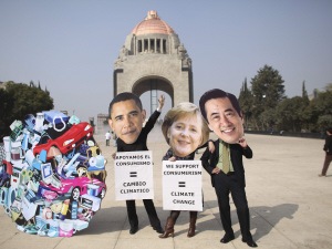 Des manifestants font une mise en scène à Cancun. Des manifestants font une mise en scène à Cancun.