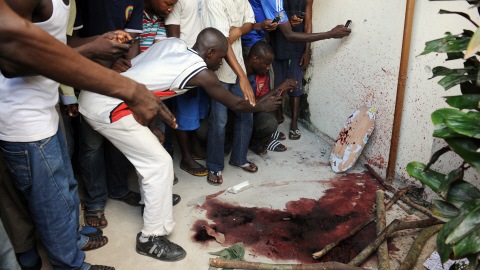 Des Ivoiriens photographient du sang répandu lors de l'attaque. Des Ivoiriens photographient du sang répandu lors de l'attaque.