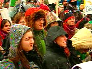 Des étudiants manifestent à Québec contre la hausse appréhendée Des étudiants manifestent à Québec contre la hausse appréhendée