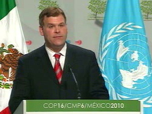 John Baird, prenant la parole devant l'assemblée plénière de la conférence de Cancun. John Baird, prenant la parole devant l'assemblée plénière de la conférence de Cancun.