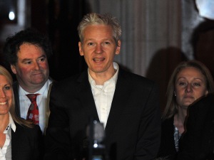 Julian Assange après avoir été libéré sous caution. Julian Assange après avoir été libéré sous caution.