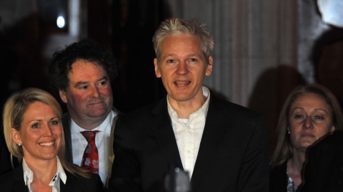 Julian Assange après avoir été libéré sous caution. Julian Assange après avoir été libéré sous caution.