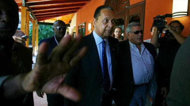 Jean-Claude Duvalier devant l'Hotel Karibe à Port-au-Prince le 20 janvier 2011 Jean-Claude Duvalier devant l'Hotel Karibe à Port-au-Prince le 20 janvier 2011
