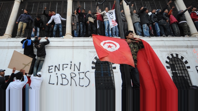Des manifestants venus de Sidi Bouzid scandent des slogans près du siège du gouvernement. Des manifestants venus de Sidi Bouzid scandent des slogans près du siège du gouvernement.