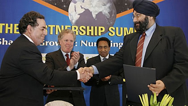 Baljit Chadha (à droite), lors d'une mission en Inde avec Jean Charest. Baljit Chadha (à droite), lors d'une mission en Inde avec Jean Charest.
