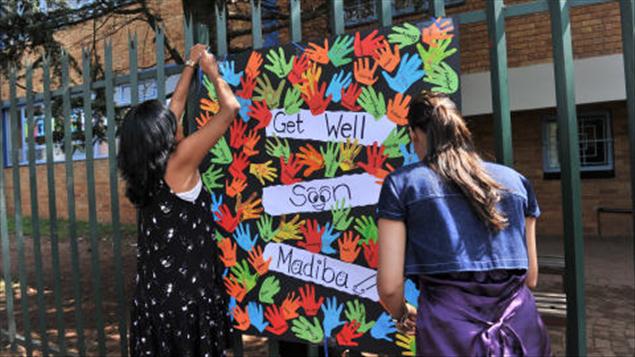 Des enfants posent un message de solidarité pour Nelson Mandela sur une clôture de leur école. Des enfants posent un message de solidarité pour Nelson Mandela sur une clôture de leur école.
