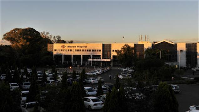 L'Hôpital Milpark, où Nelson Mandela a été admis dans la nuit de mercredi à jeudi, le 27 janvier 2011 L'Hôpital Milpark, où Nelson Mandela a été admis dans la nuit de mercredi à jeudi, le 27 janvier 2011