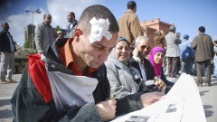 Un manifestant blessé lit le journal au Caire. Un manifestant blessé lit le journal au Caire.