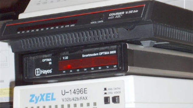 Une pile de vieux modems Une pile de vieux modems