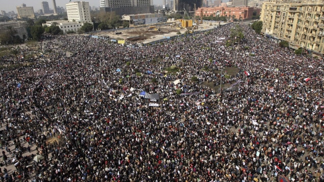 Des milliers de manifestants se massent à la place Tahrir. Des milliers de manifestants se massent à la place Tahrir.