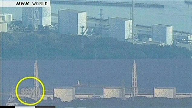 Image de la télévision japonaise NHK montrant deux photos de la centrale nucléaire Fukushima No. 1. Celle du bas montre que le toit et les murs du bâtiment ont été touchés. Image de la télévision japonaise NHK montrant deux photos de la centrale nucléaire Fukushima No. 1. Celle du bas montre que le toit et les murs du bâtiment ont été touchés.