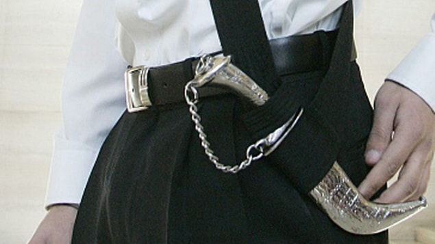 Un homme portant un kirpan Un homme portant un kirpan