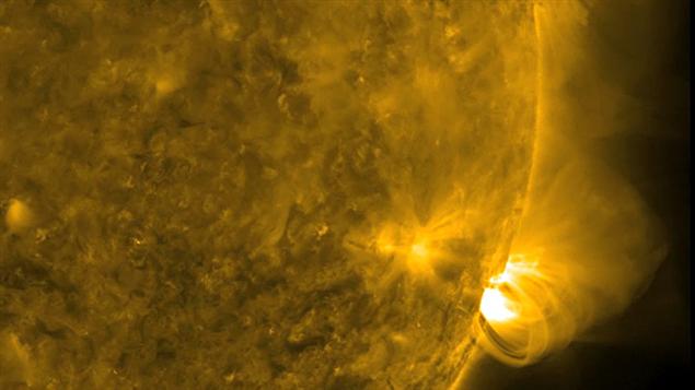 Cette image de la NASA montre la forte activité à la surface du Soleil ces derniers jours et les arcs électromagnétiques qui en découlent Cette image de la NASA montre la forte activité à la surface du Soleil ces derniers jours et les arcs électromagnétiques qui en découlent