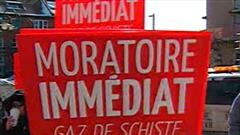 Des manifestants demandant un moratoire sur le gaz de schiste à Trois-Rivières Des manifestants demandant un moratoire sur le gaz de schiste à Trois-Rivières