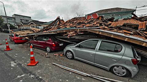 Des voitures ont été écrasées par l'effondrement d'une maison. Des voitures ont été écrasées par l'effondrement d'une maison.