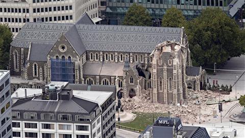 Le tremblement de terre a détruit le clocher d'une église. Le tremblement de terre a détruit le clocher d'une église.