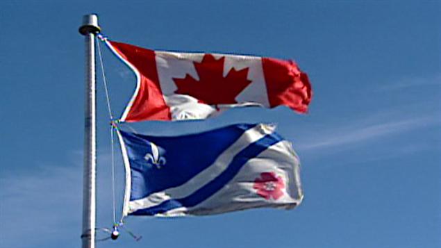 Les drapeaux canadien et franco-albertain Les drapeaux canadien et franco-albertain