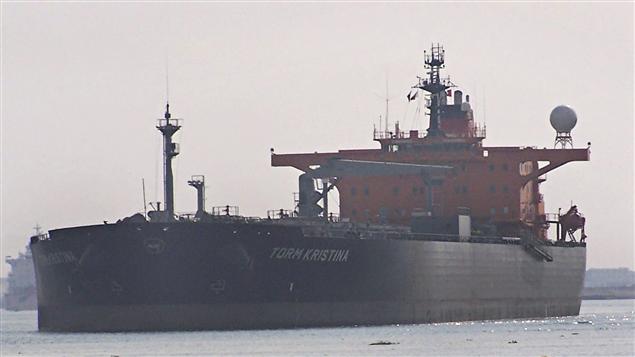 Un pétrolier dans le canal de Suez Un pétrolier dans le canal de Suez
