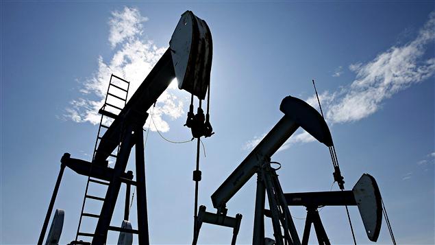 Des puits de pétrole en Alberta. Des puits de pétrole en Alberta.
