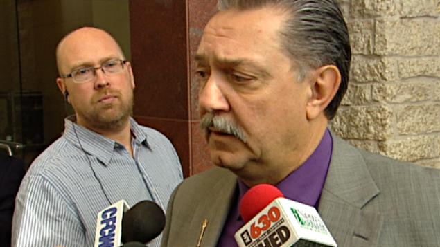 Le ministre albertain Gene Zwozdesky répond aux questions des journalistes Le ministre albertain Gene Zwozdesky répond aux questions des journalistes