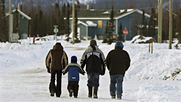 Des membres du village innu de Natuashish, au Labrador. La communauté de Davis Inlet, située à 15 km, y a été réinstallée au cours des années 2000. Des membres du village innu de Natuashish, au Labrador. La communauté de Davis Inlet, située à 15 km, y a été réinstallée au cours des années 2000.