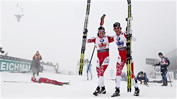 Devon Kershaw et Alex Harvey triomphant devant leurs adversaires, qui ont la mine basse Devon Kershaw et Alex Harvey triomphant devant leurs adversaires, qui ont la mine basse