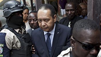 Jean-Claude Duvalier escorté par des policiers, le 18 janvier 2011 Jean-Claude Duvalier escorté par des policiers, le 18 janvier 2011