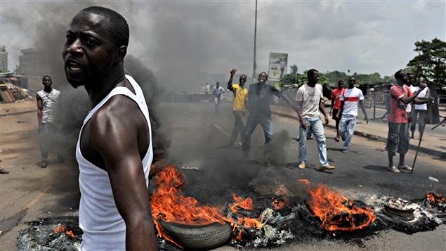 Des manifestants ont brûlé des pneus à Abidjan, où des forces fidèles à Laurent Gbagbo ont ouvert le feu sur des civils, le 3 mars. Des manifestants ont brûlé des pneus à Abidjan, où des forces fidèles à Laurent Gbagbo ont ouvert le feu sur des civils, le 3 mars.