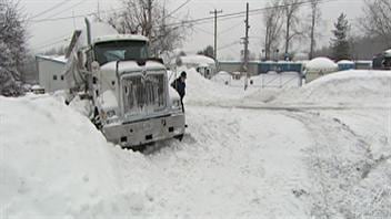 Un camion de ciment coincé dans la neige. Un camion de ciment coincé dans la neige.