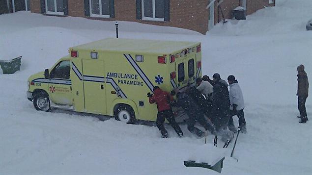 Une ambulance est restée prise dans la neige dans le secteur Rock Forest. Une ambulance est restée prise dans la neige dans le secteur Rock Forest.